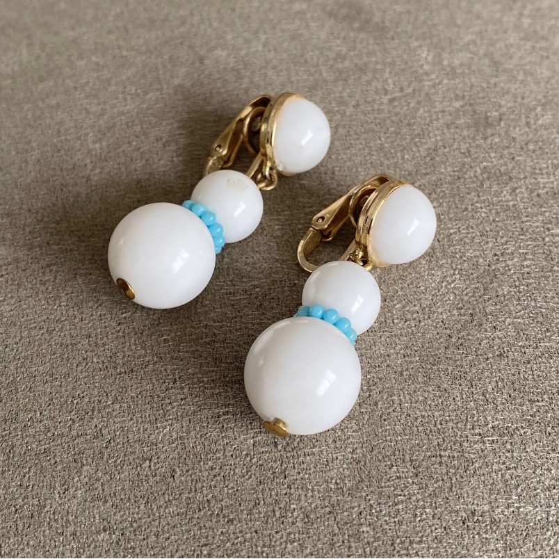 Vintage Crown Trifari White Lucite Gold Tone Clip On Earrings Modernistic Design 19$